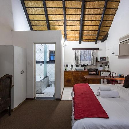 Khaya La Manzi Guest Lodge Hibberdene Bagian luar foto