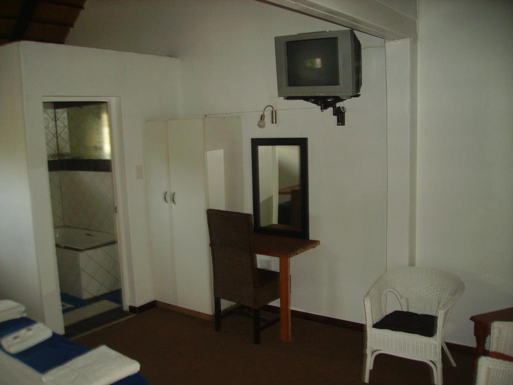 Khaya La Manzi Guest Lodge Hibberdene Bagian luar foto