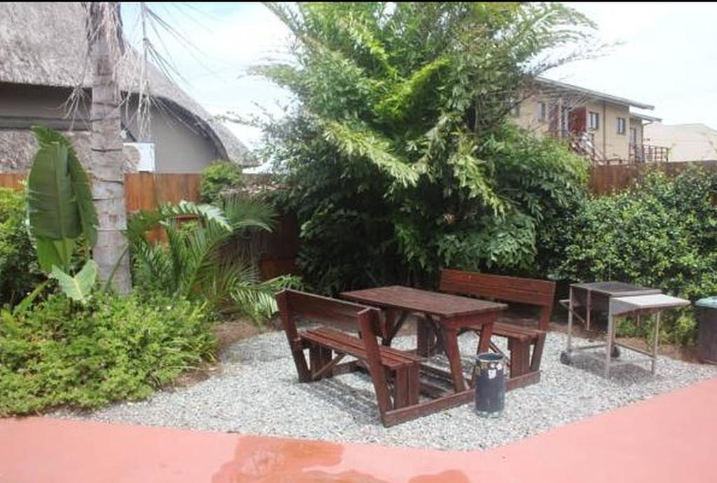 Khaya La Manzi Guest Lodge Hibberdene Bagian luar foto