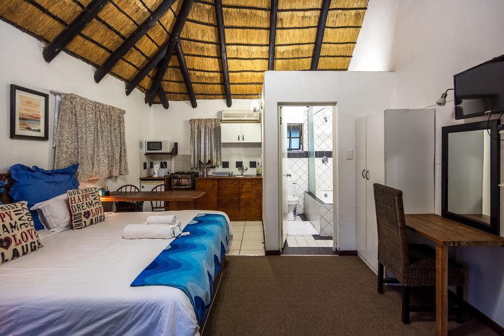 Khaya La Manzi Guest Lodge Hibberdene Bagian luar foto
