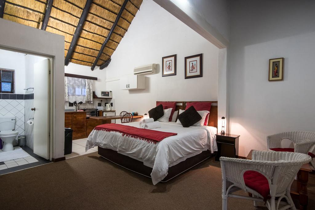 Khaya La Manzi Guest Lodge Hibberdene Bagian luar foto